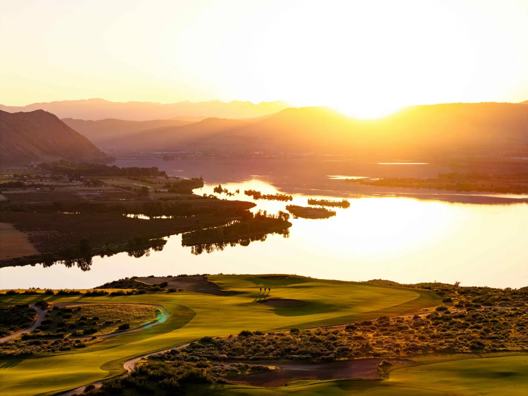 Bunkers and green at Gamble Sands