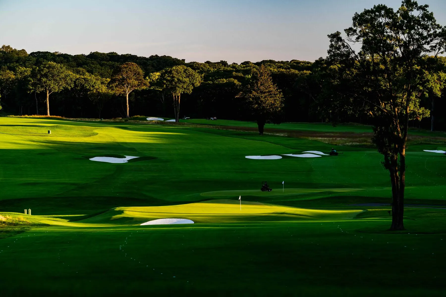 Green and flag at Huntington Crescent Club