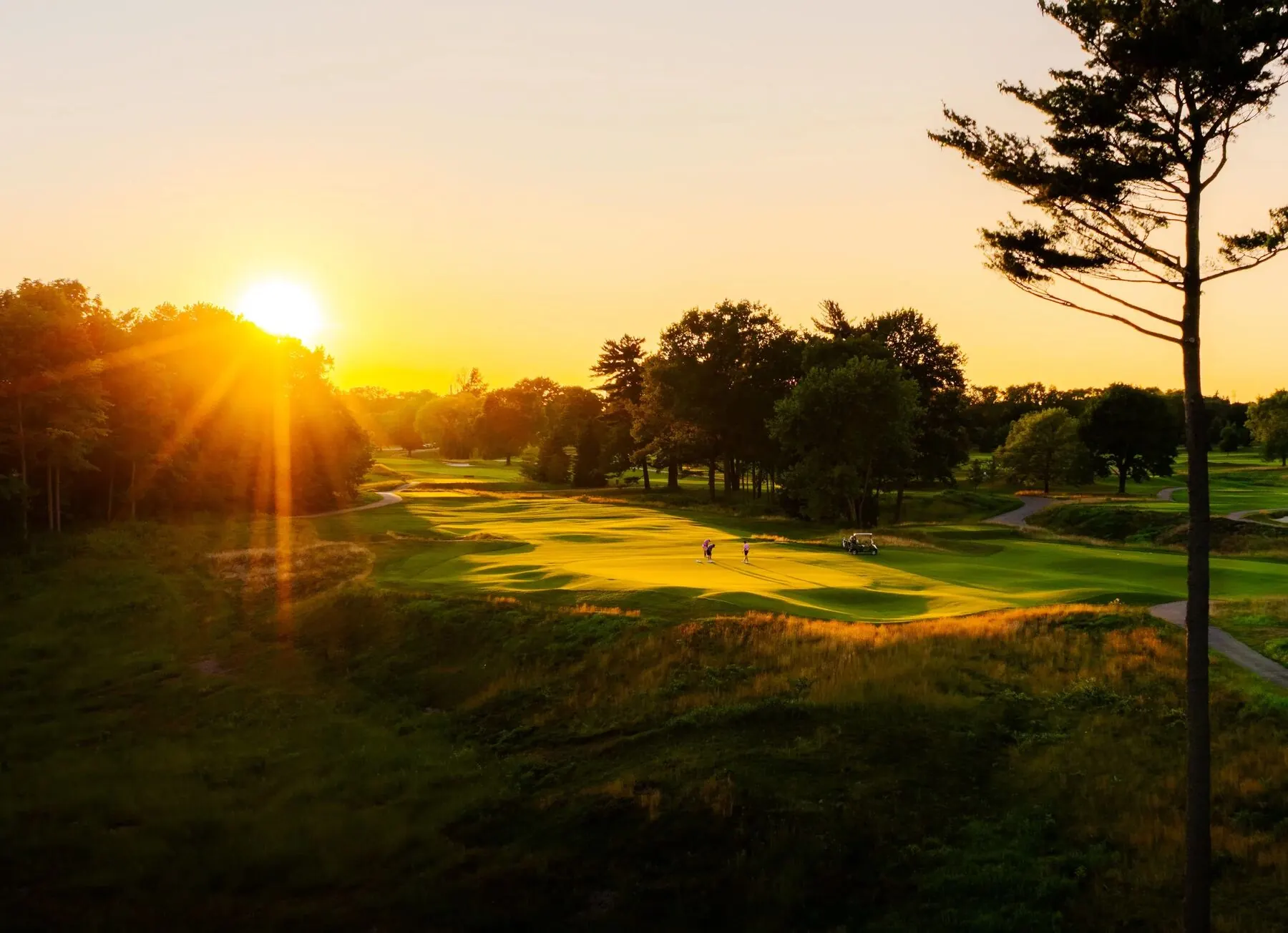 Toronto Golf Club clubhouse and green